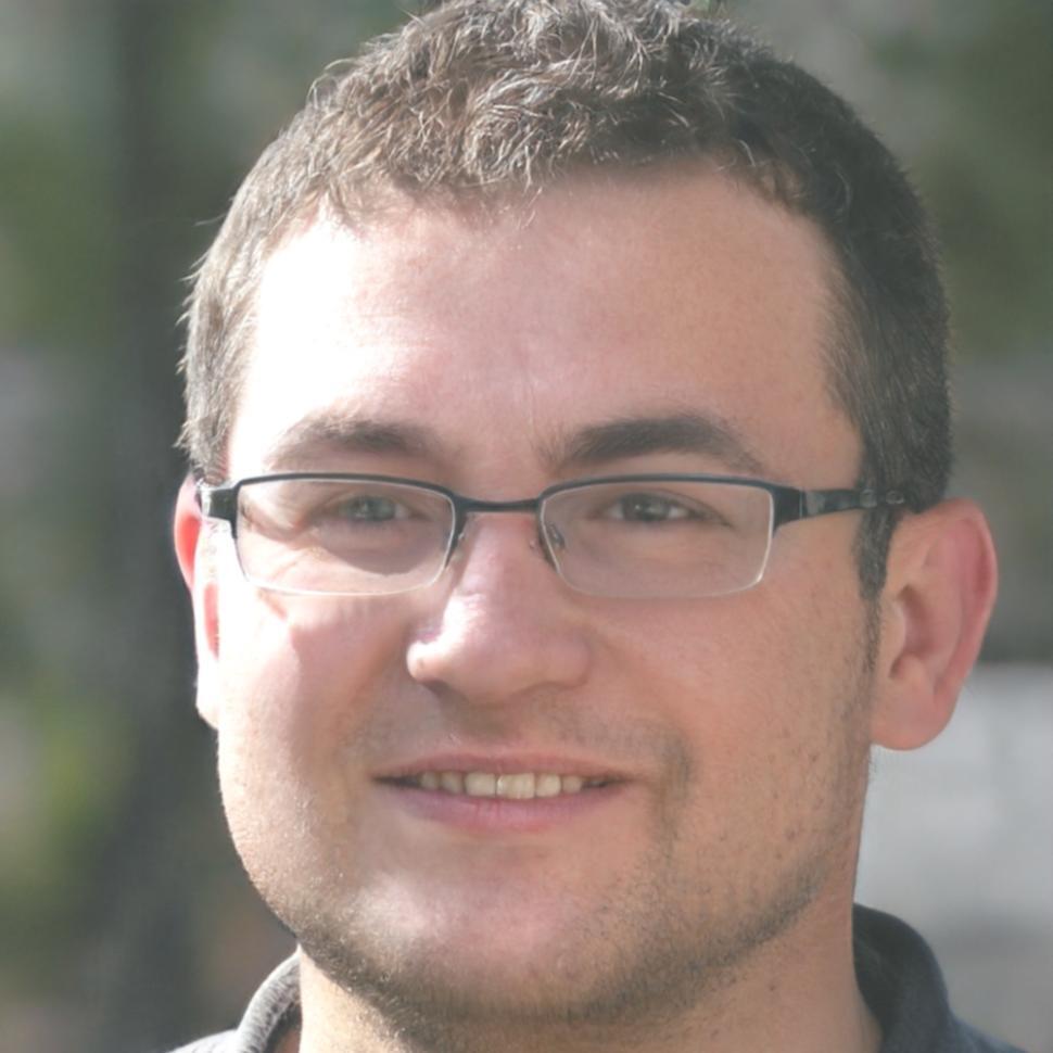 Professional headshot of experienced financial markets specialist and program instructor